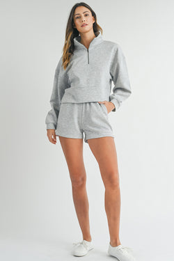 Ensemble sweat-shirt zippé et short gris clair à col montant