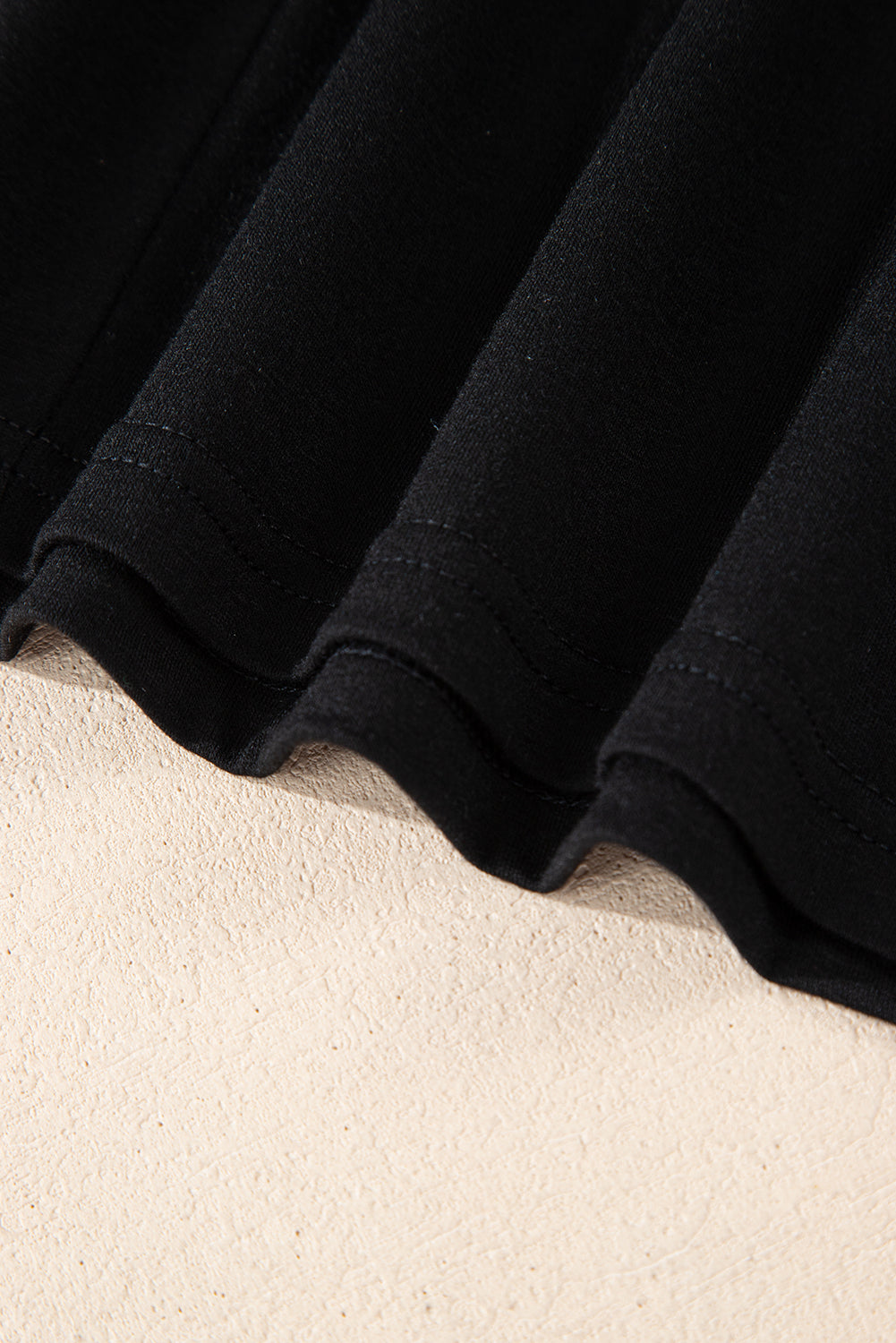 T-shirt noir asymétrique croisé à une épaule