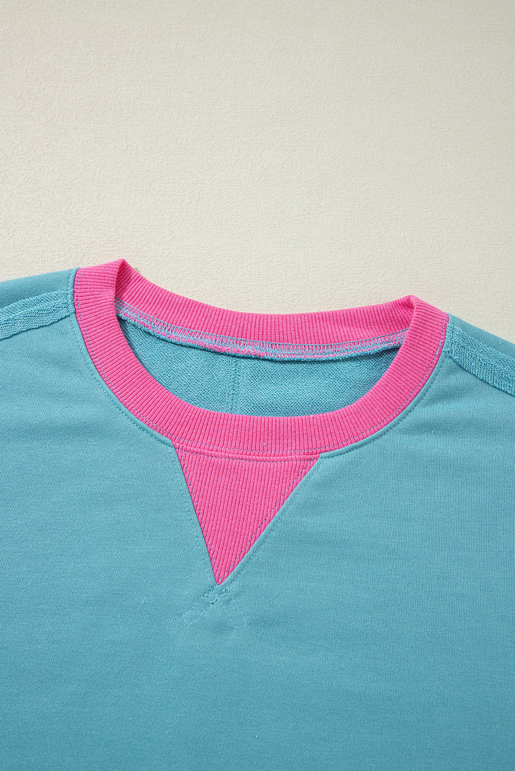 Sweat-shirt ample à col rond et patchwork color block bleu clair