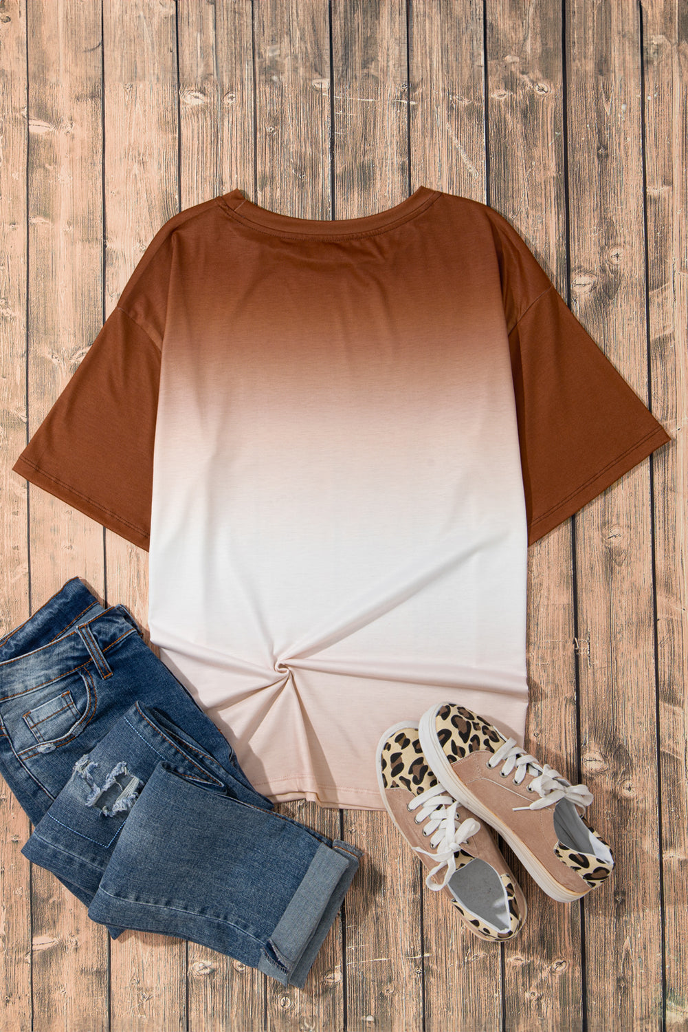 T-shirt de cou de couleurs de couleur brun