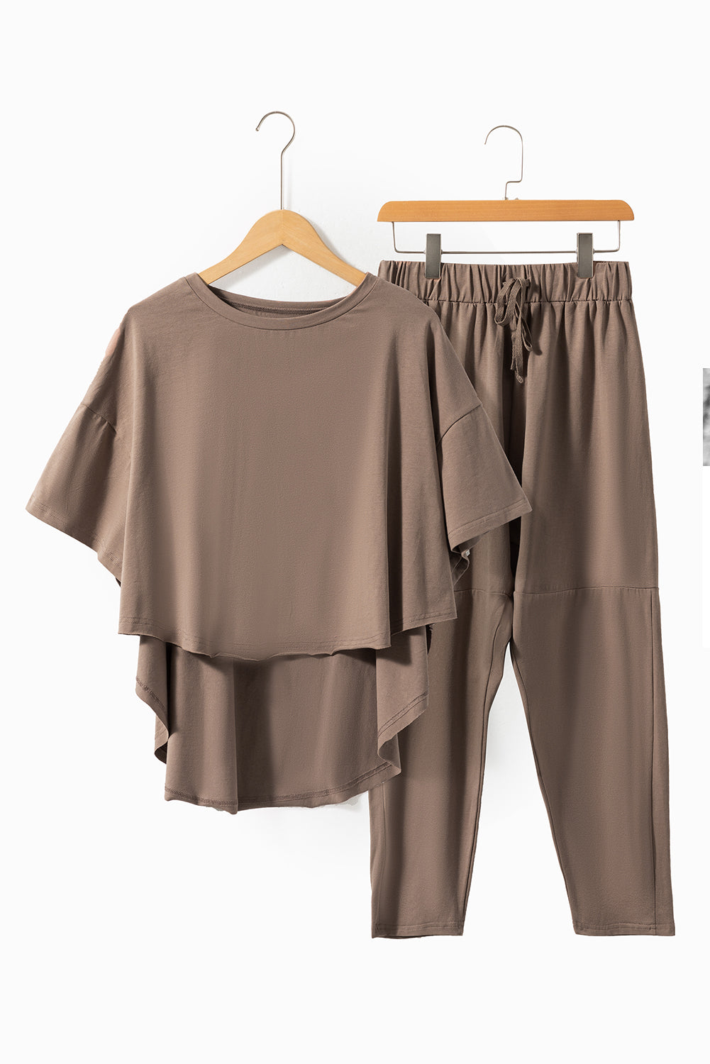 TE-shirt et pantalon de culture à t-shirt et à crop taupe haut taupe