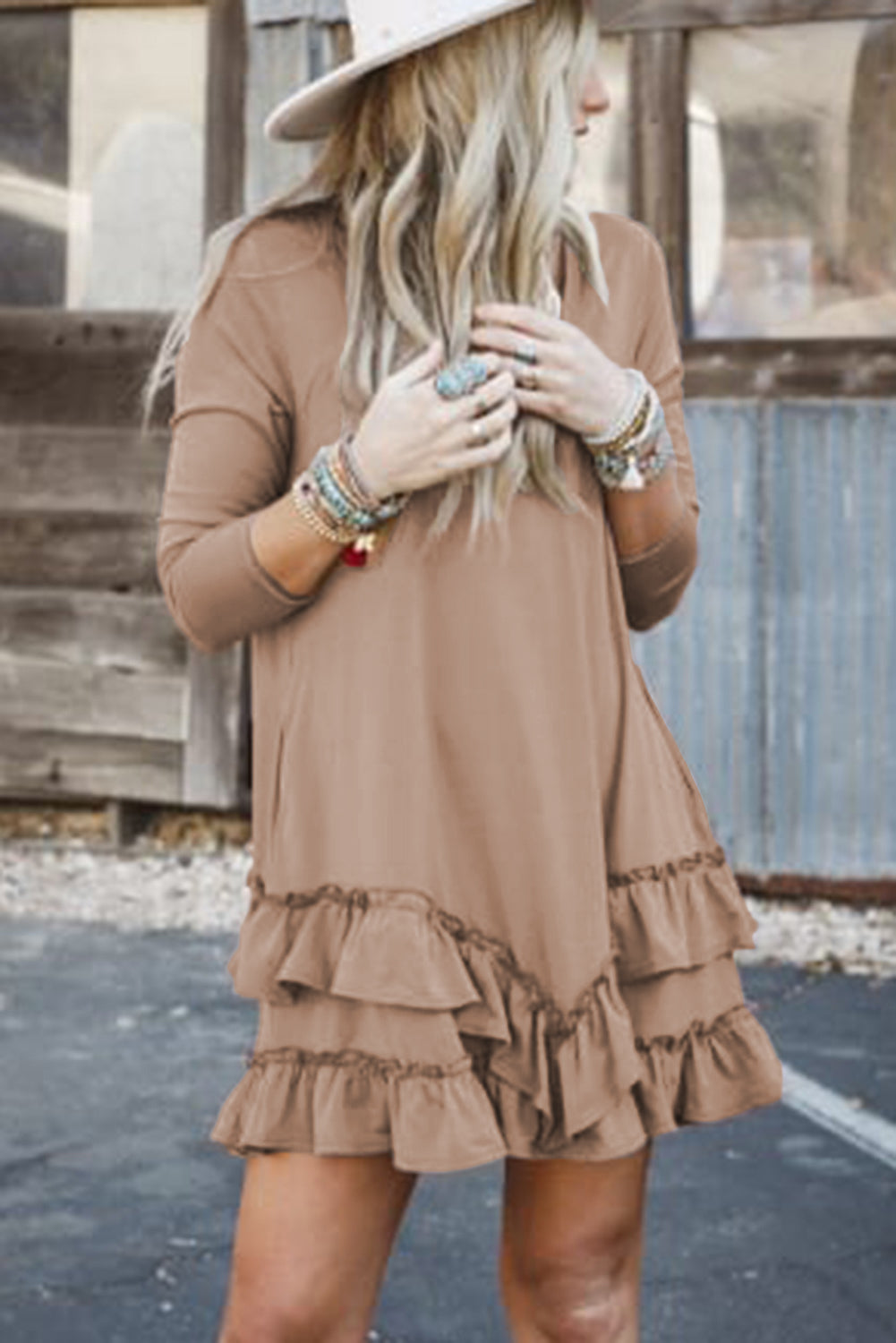 Long sleeve mini-robe and neckline released in goat