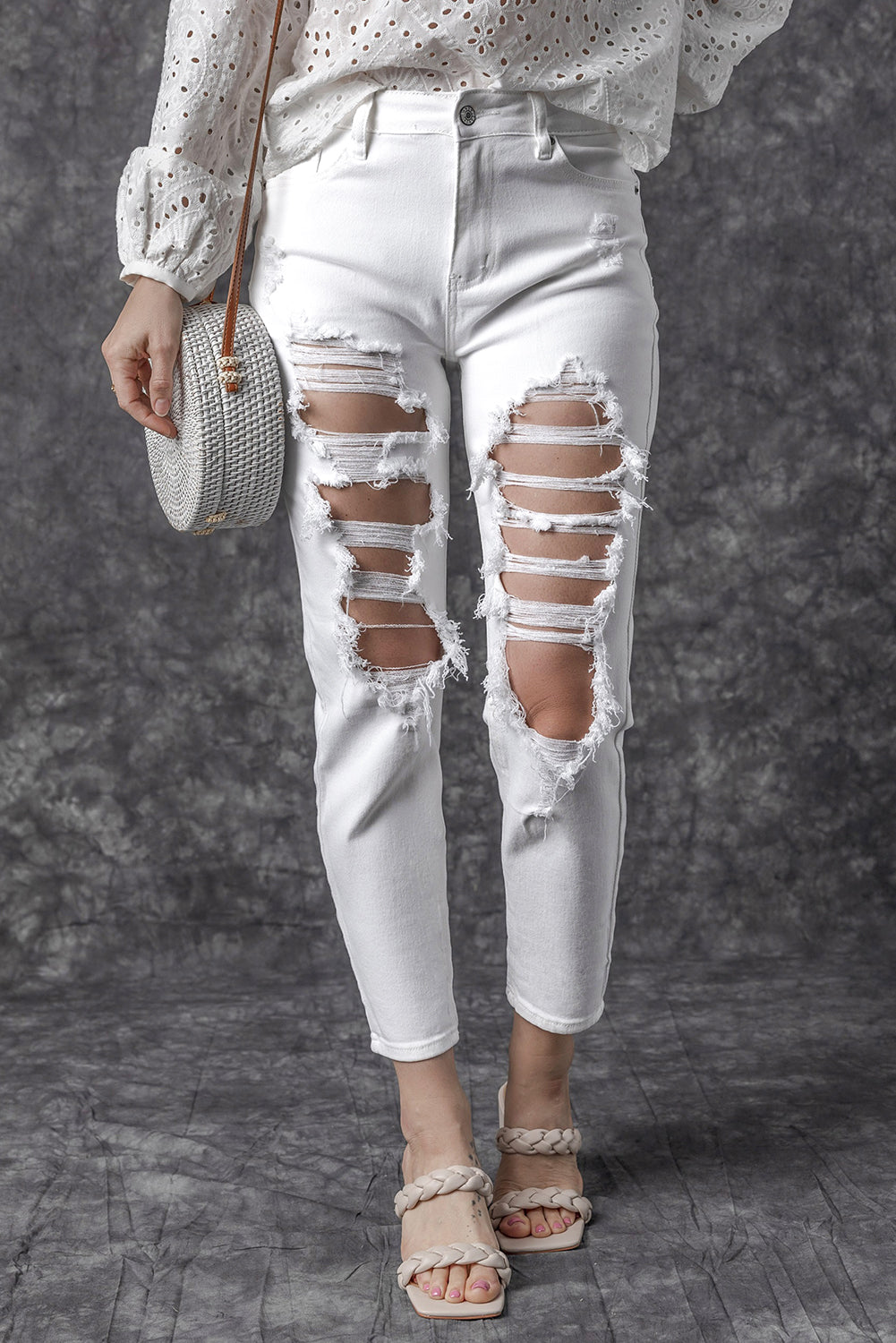 Blancs en détresse des trous déchirés et jeans skinny