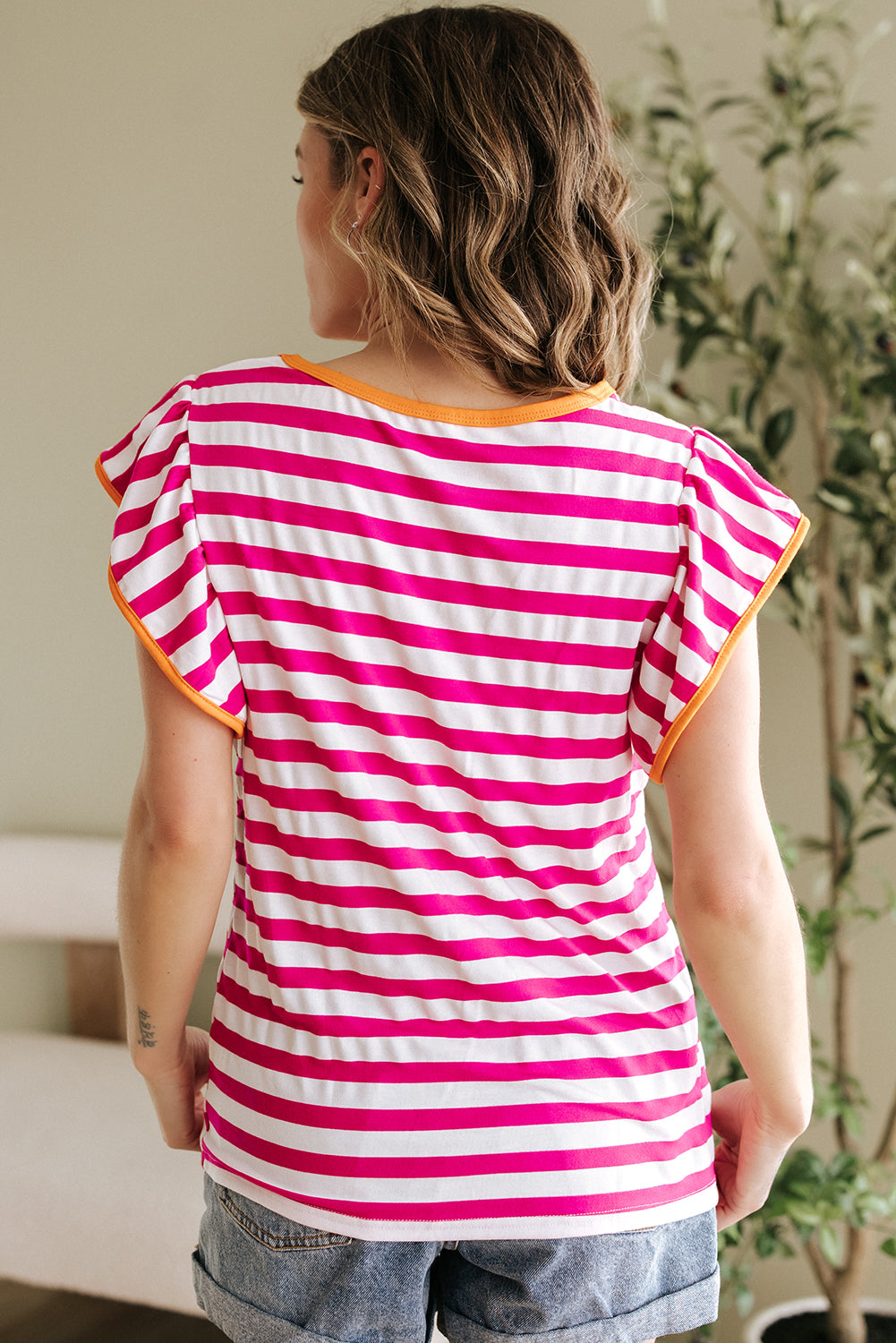 Blouse à col ras du cou rayée rose rouge à manches volantées