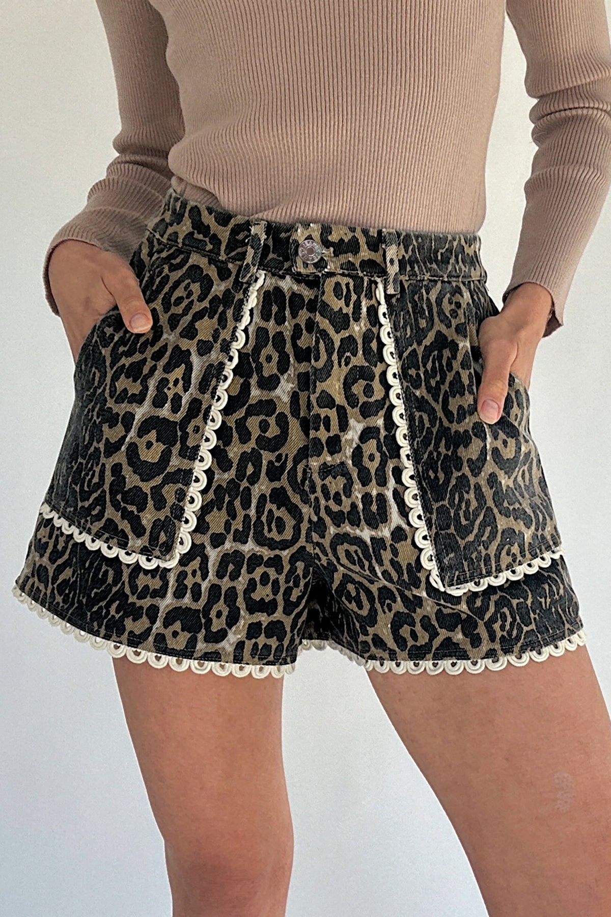 Short en jean léopard kaki à bordure en dentelle festonnée contrastée