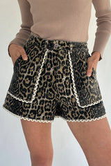 Short en jean léopard kaki à bordure en dentelle festonnée contrastée