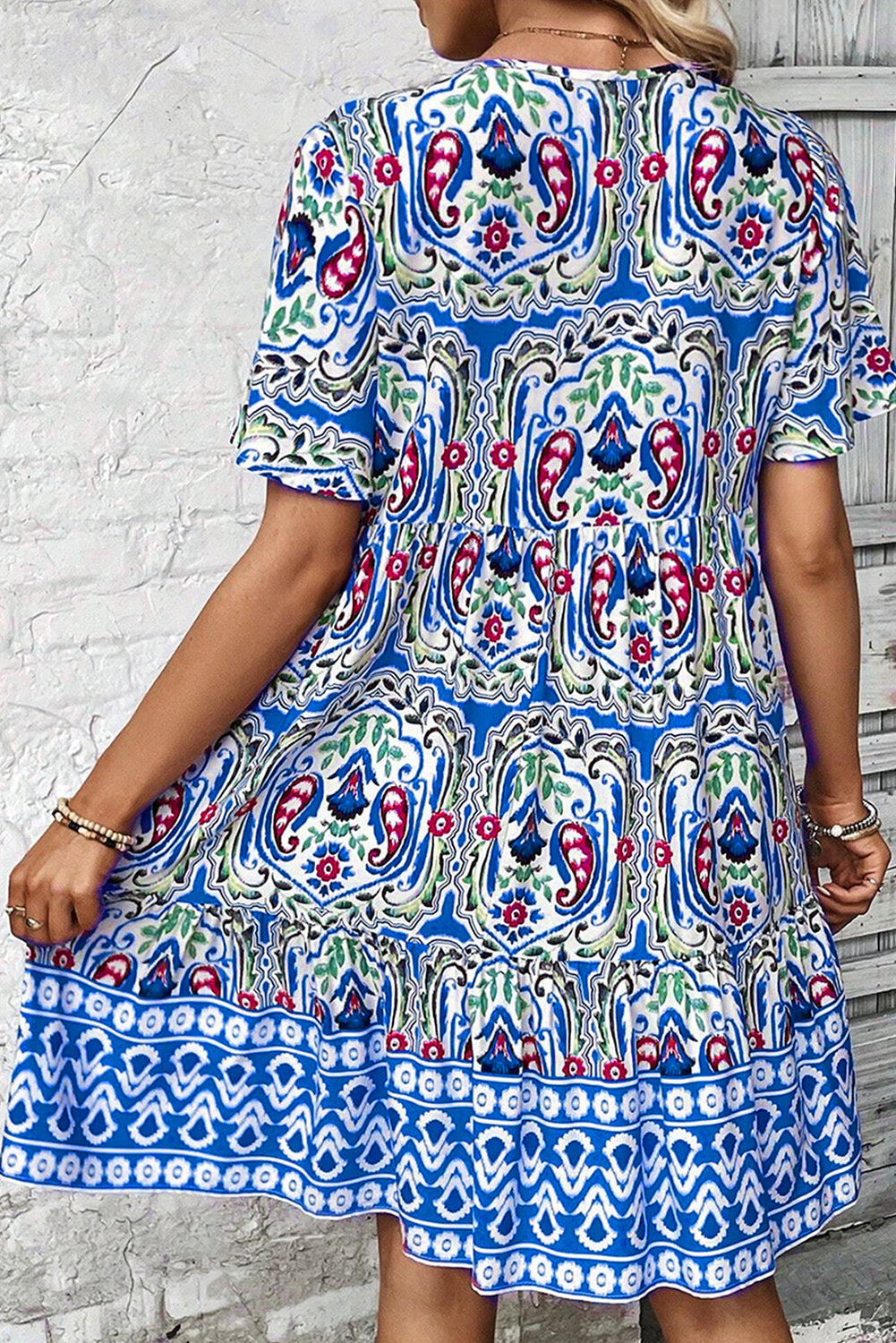 Robe courte bleu ciel à imprimé bohème, col noué, ourlet à volants