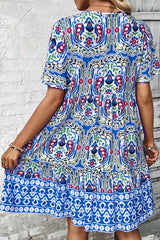 Robe courte bleu ciel à imprimé bohème, col noué, ourlet à volants