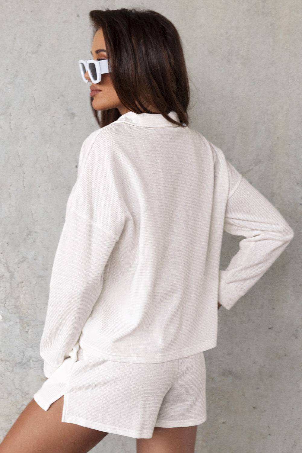 Ensemble sweat-shirt zippé côtelé blanc et short taille haute-A WOMAN WE LOVE