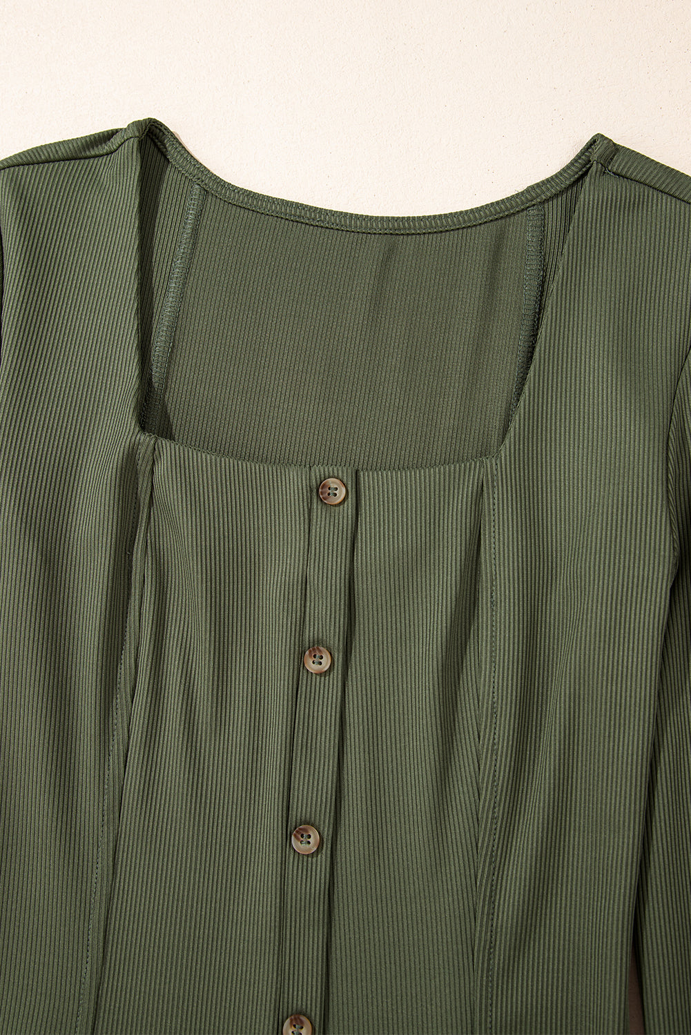 Mini-robe en tricot côtelé vert guacamole, col carré, boutonnée, manches longues