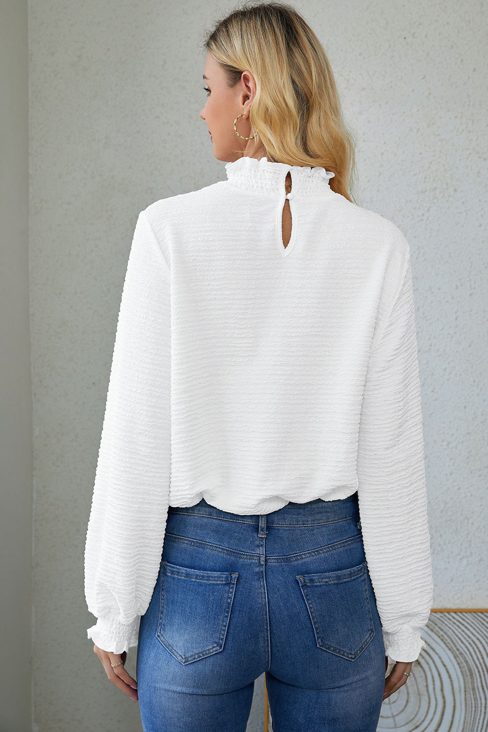 Chemisier blanc à volants et col smocké texturé à manches évêque-A WOMAN WE LOVE