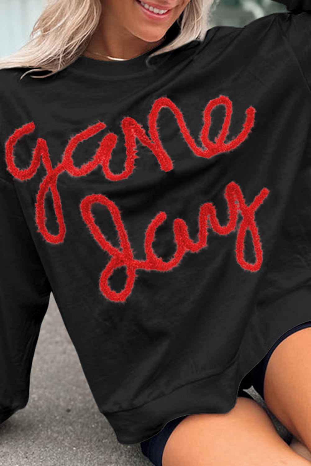 Sudadera gráfica negra con hombros caídos Día del juego de oropel