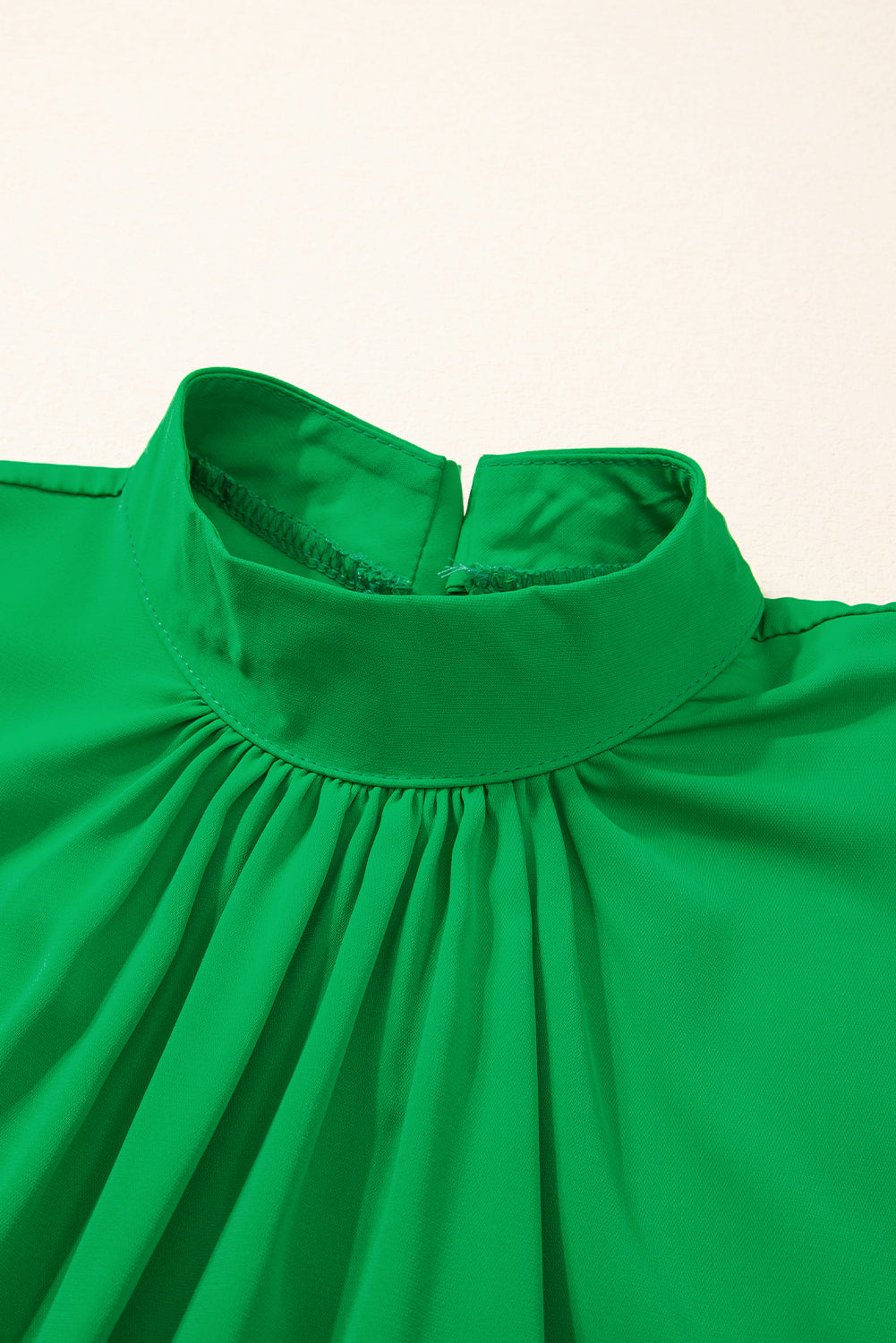 Blusa manica a pipistrello a split mock solido verde brillante