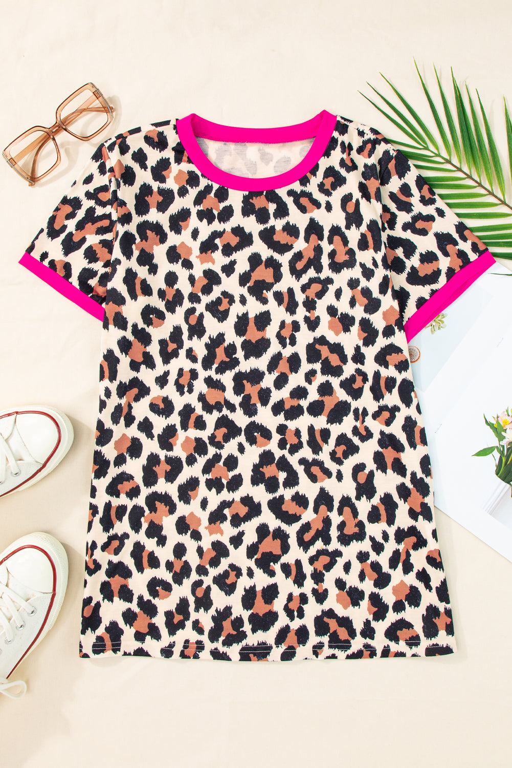 Camiseta blanca con estampado de leopardo y borde contrastante