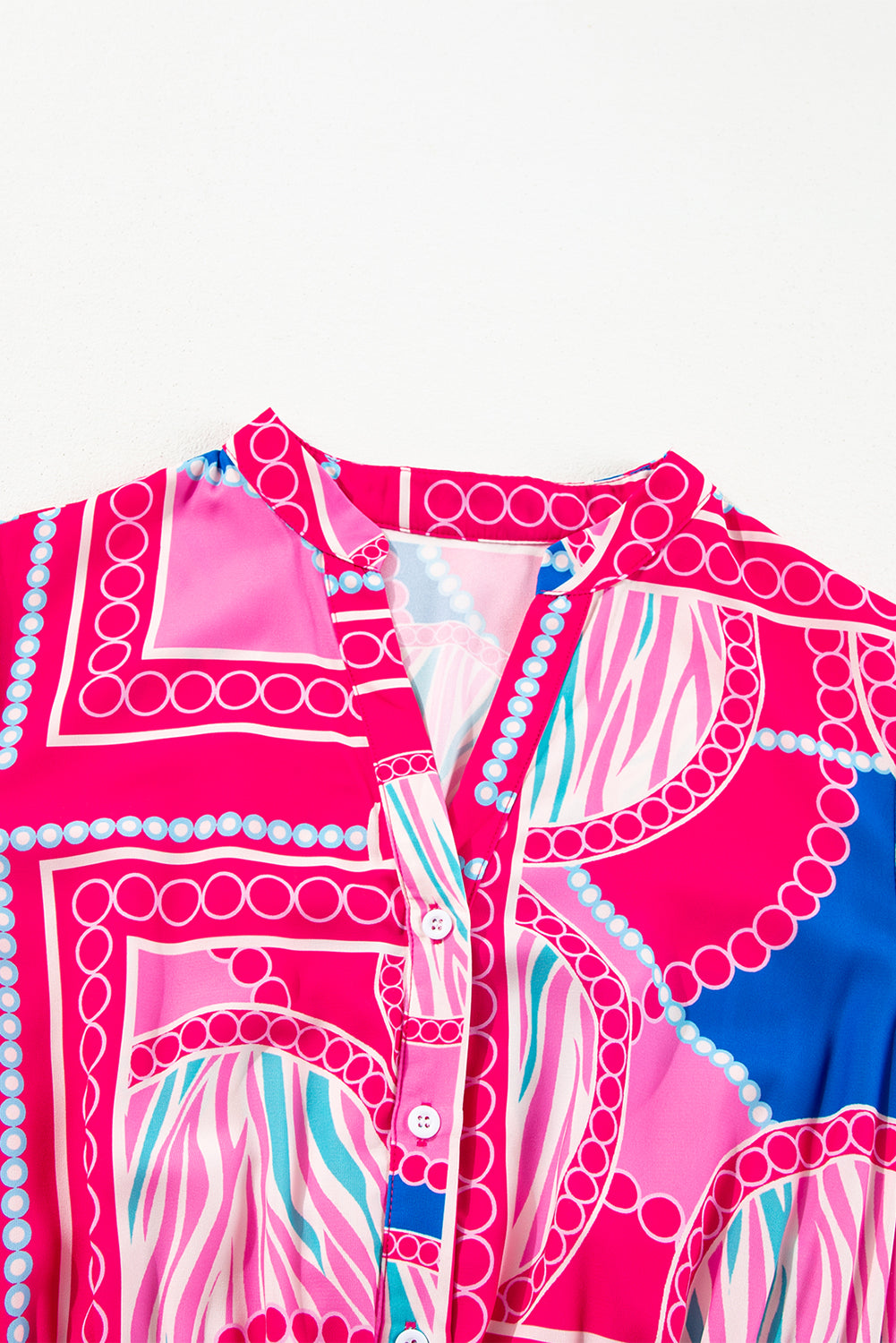 Mini-robe à volants et manches bouffantes *