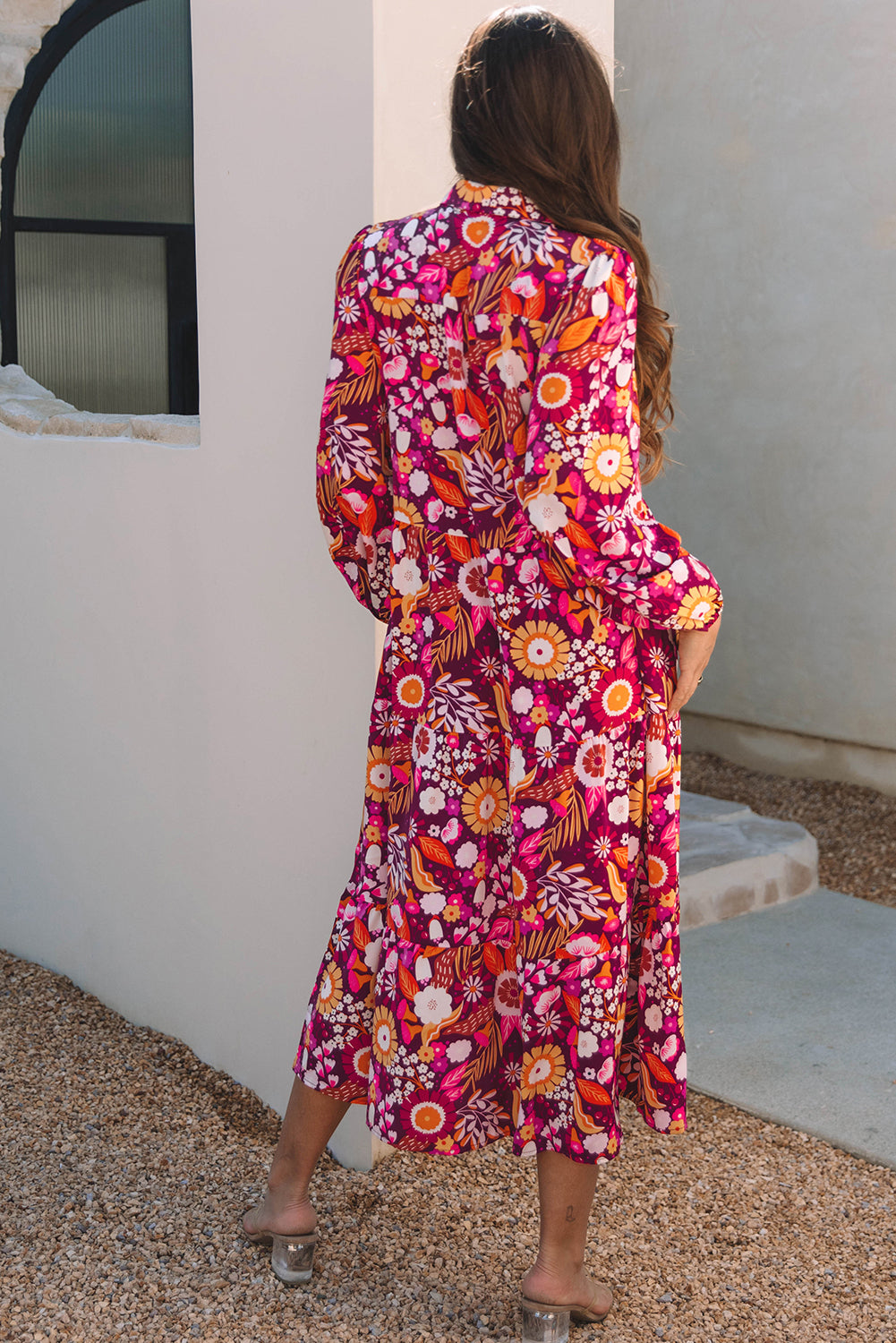 Robe longue fluide à plusieurs niveaux et col violet