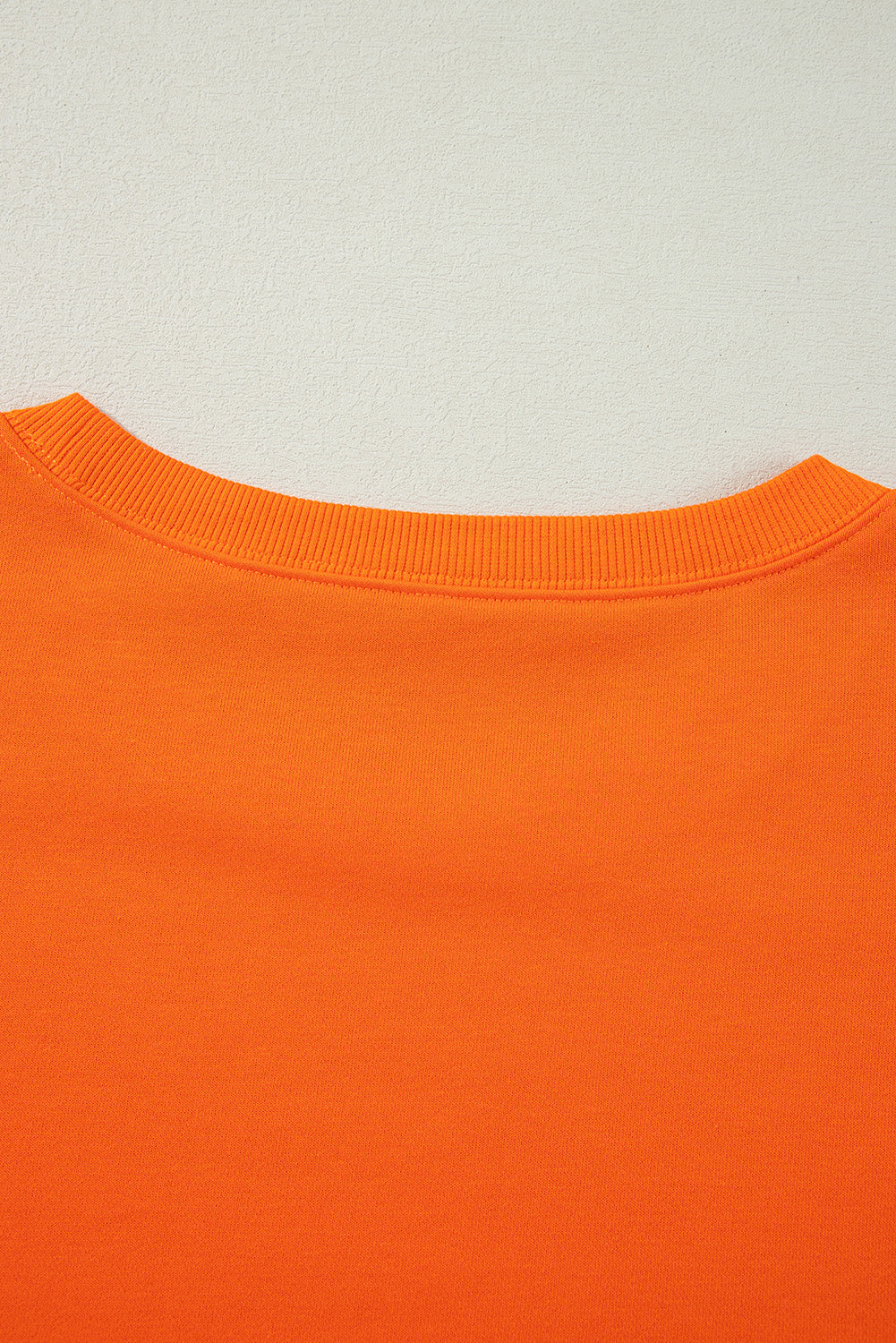 Sudadera de cuello redondo de cuello y costuras aparentes con hendiduras