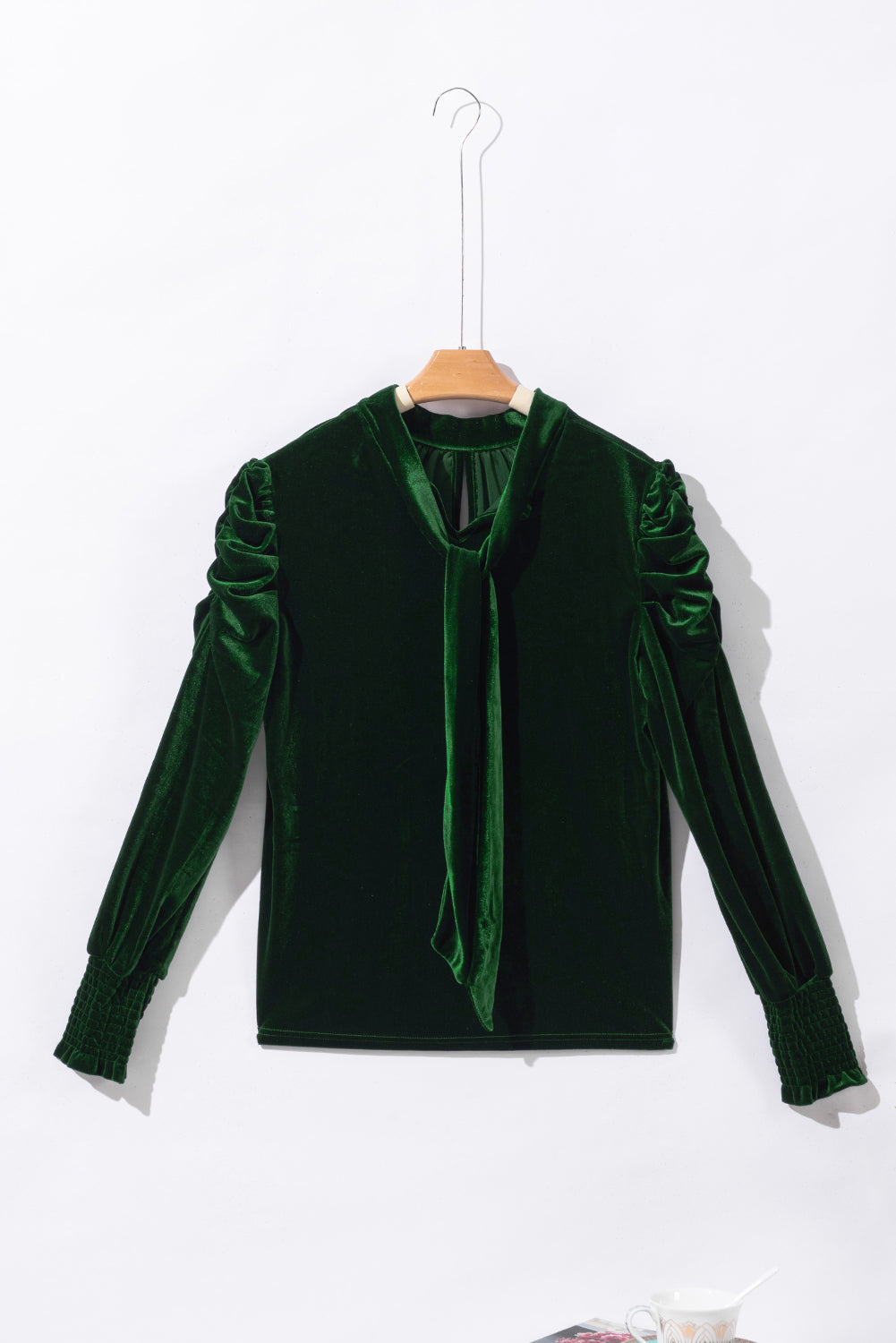 Elegant velvet blouse with a green amount of green *