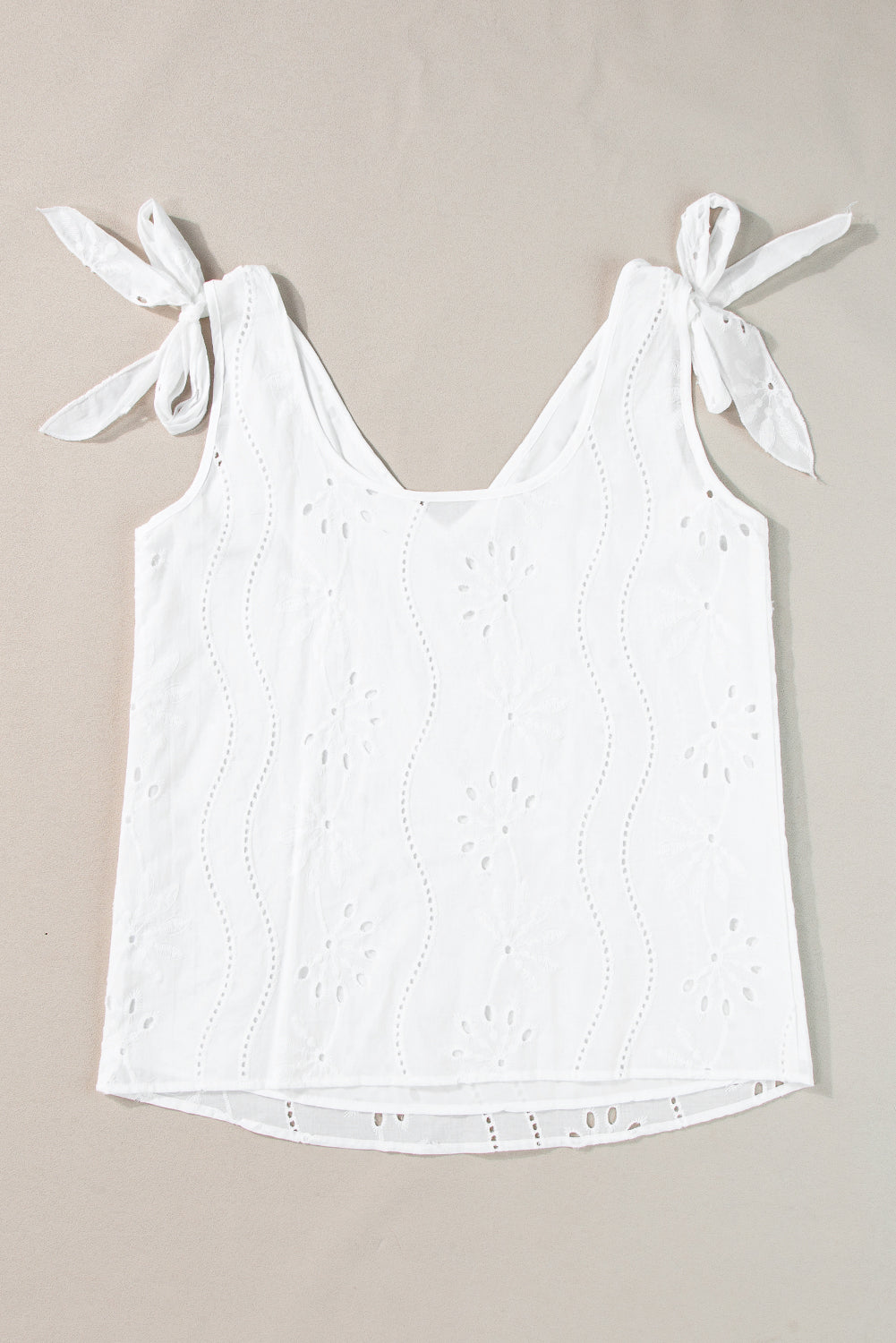 Débardeur blanc à motifs brodés et bretelles nouées à col en V-A WOMAN WE LOVE