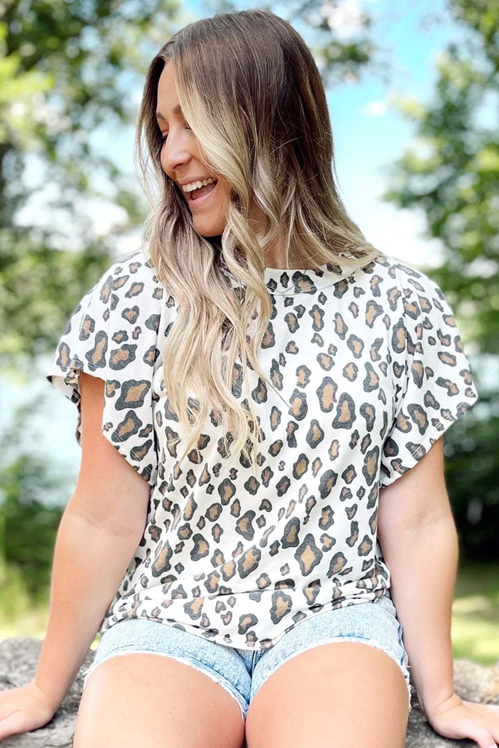 Leopardo de estampado alto blanco con mangas de mariposa
