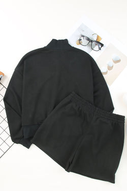 Atuendo casual negro con High Henley con cuello alto y pantalones cortos