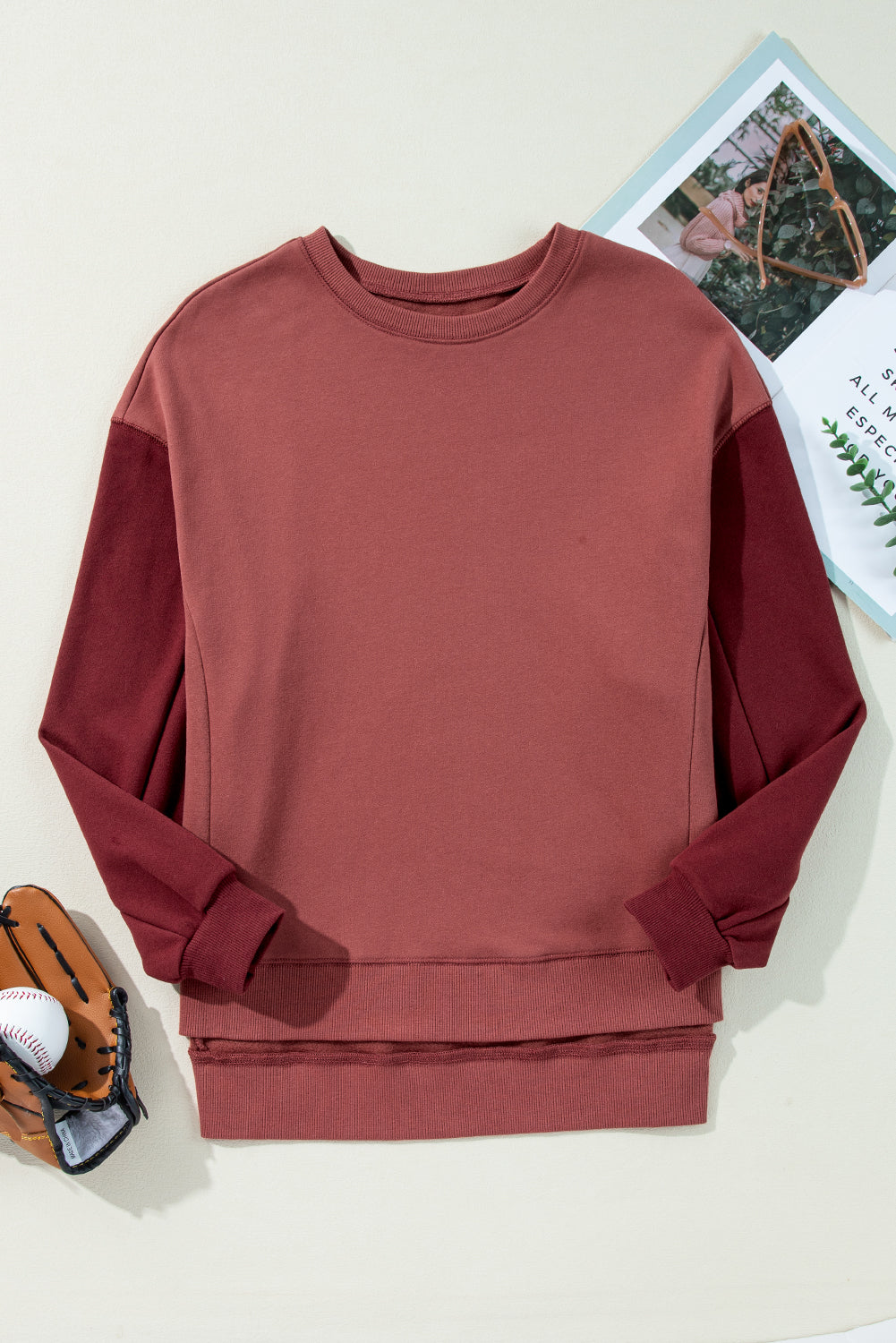 Sudadera de hombro caída en un mosaico rojo mineral