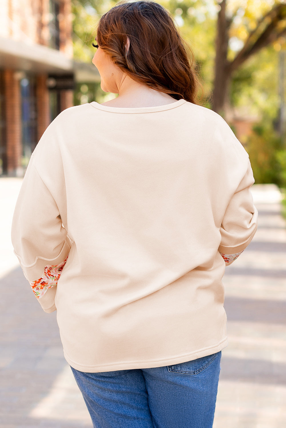 Haut Ras du Cou à Fentes Latérales et Patch Fleuri Beige Grande Taille