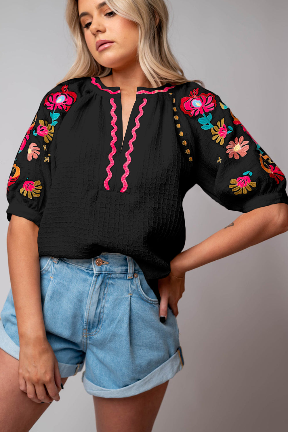 Blusa con manga ricrac bordada bordada floral negro blusa texturizada