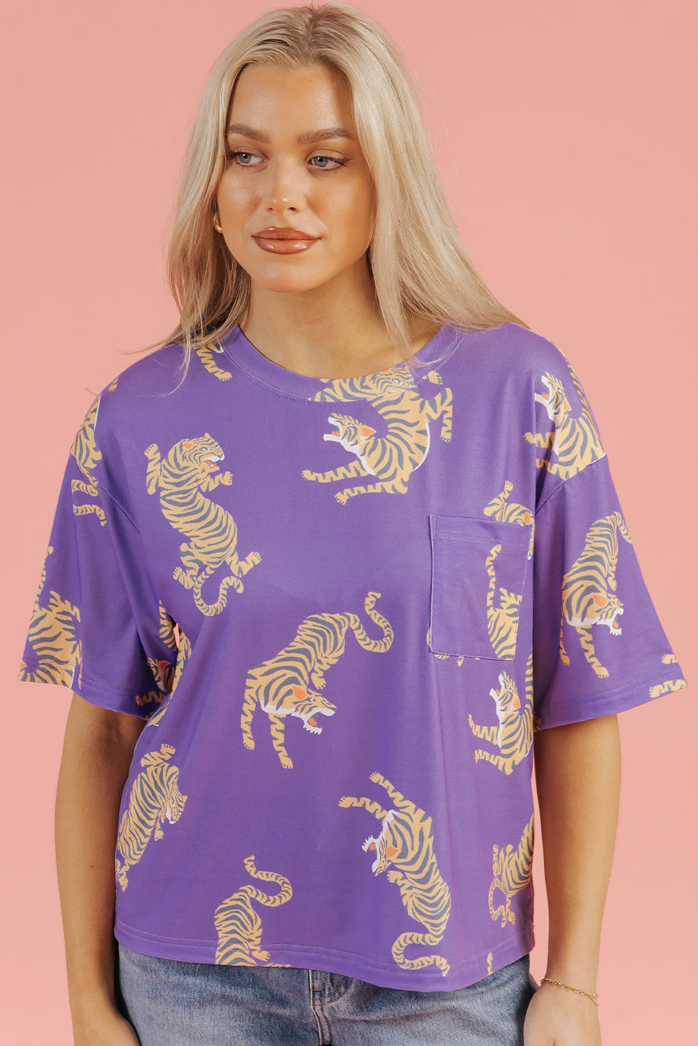 T-shirt ample violet avec poche plaquée et imprimé tigre