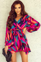 Mini-robe ceinturée à manches bouffantes et imprimé abstrait rouge vif
