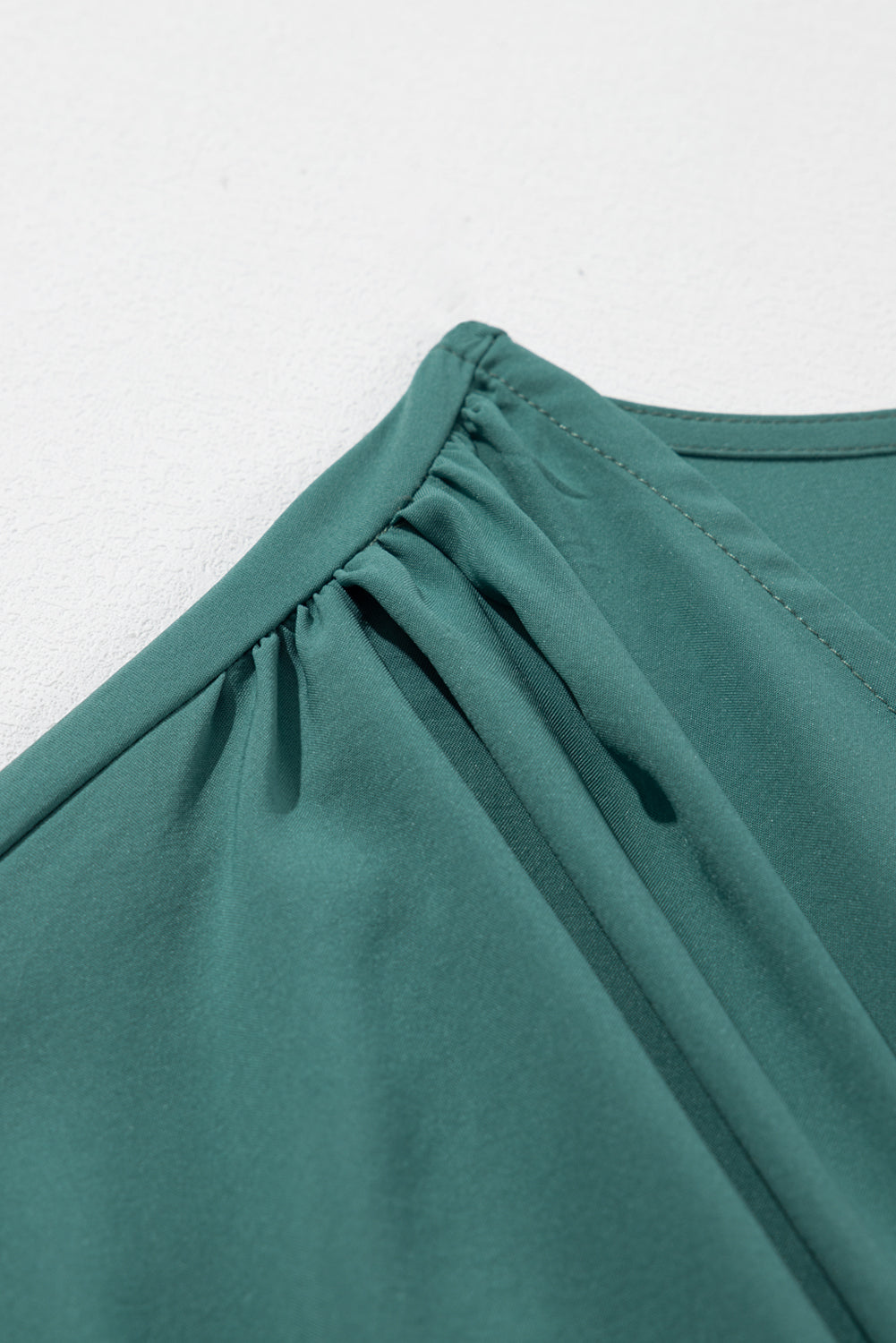 Robe longue plissée à manches courtes et col en V de couleur unie vert noirâtre