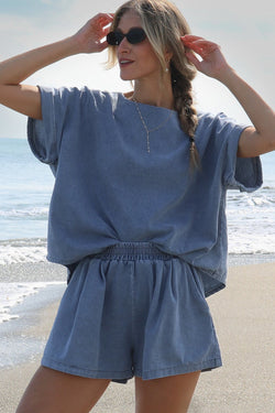 Ensemble short et t-shirt élastique en denim bleu clair à manches retroussées