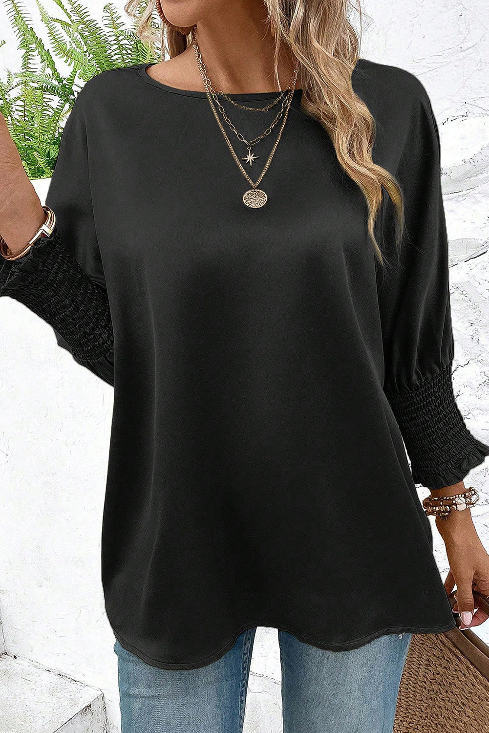 Blouse en satin noire froncée à manches chauve-souris