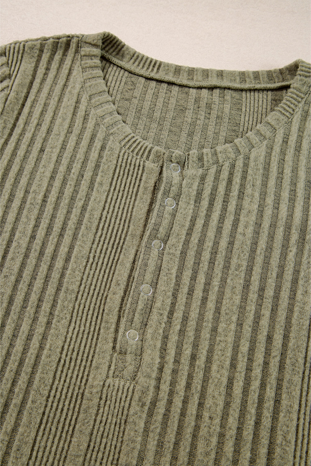 Chemisier coupe slim en tricot côtelé vert jungle à demi-bouton-A WOMAN WE LOVE