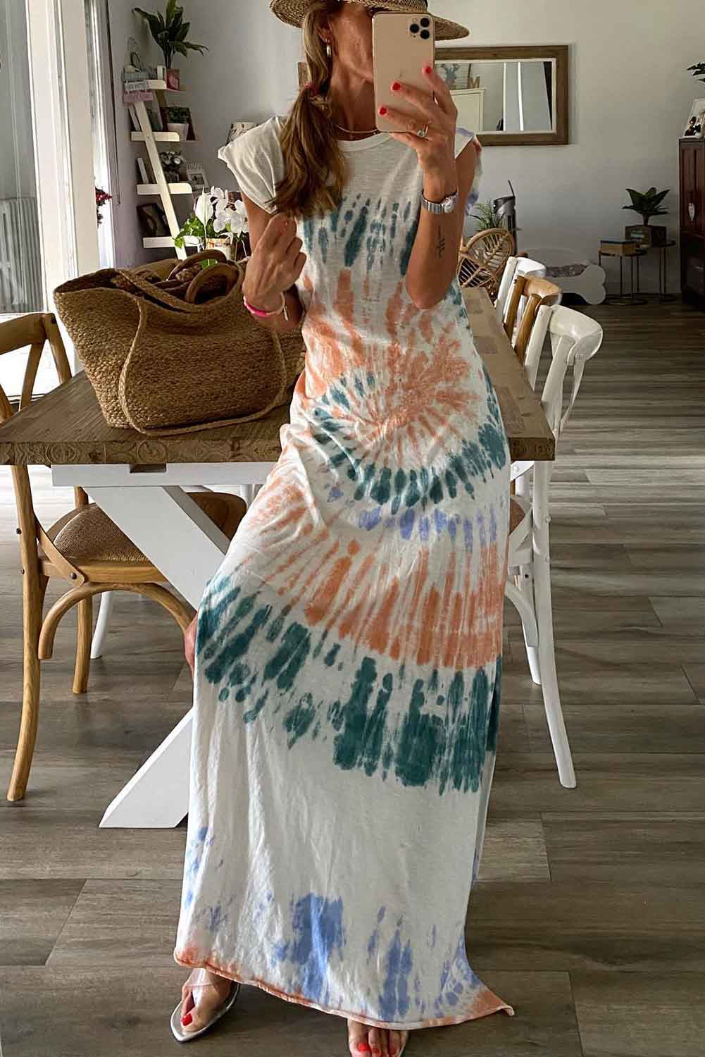 Robe longue fendue blanche à manches courtes et tie-dye