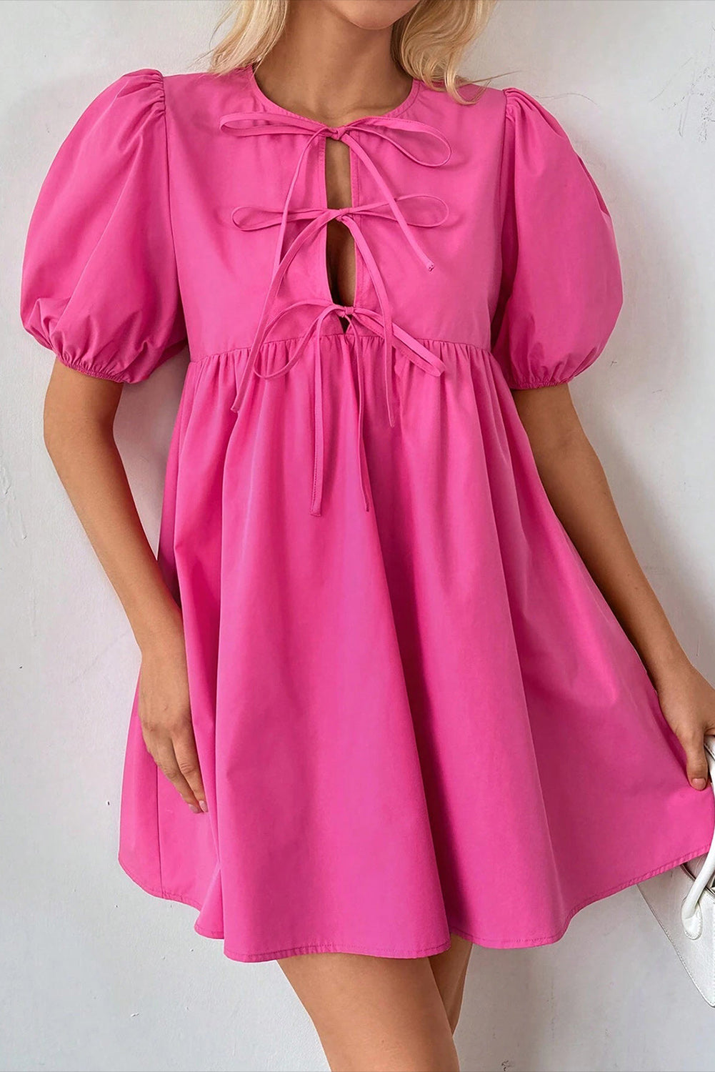 Mini-robe rose vif à manches bouffantes *