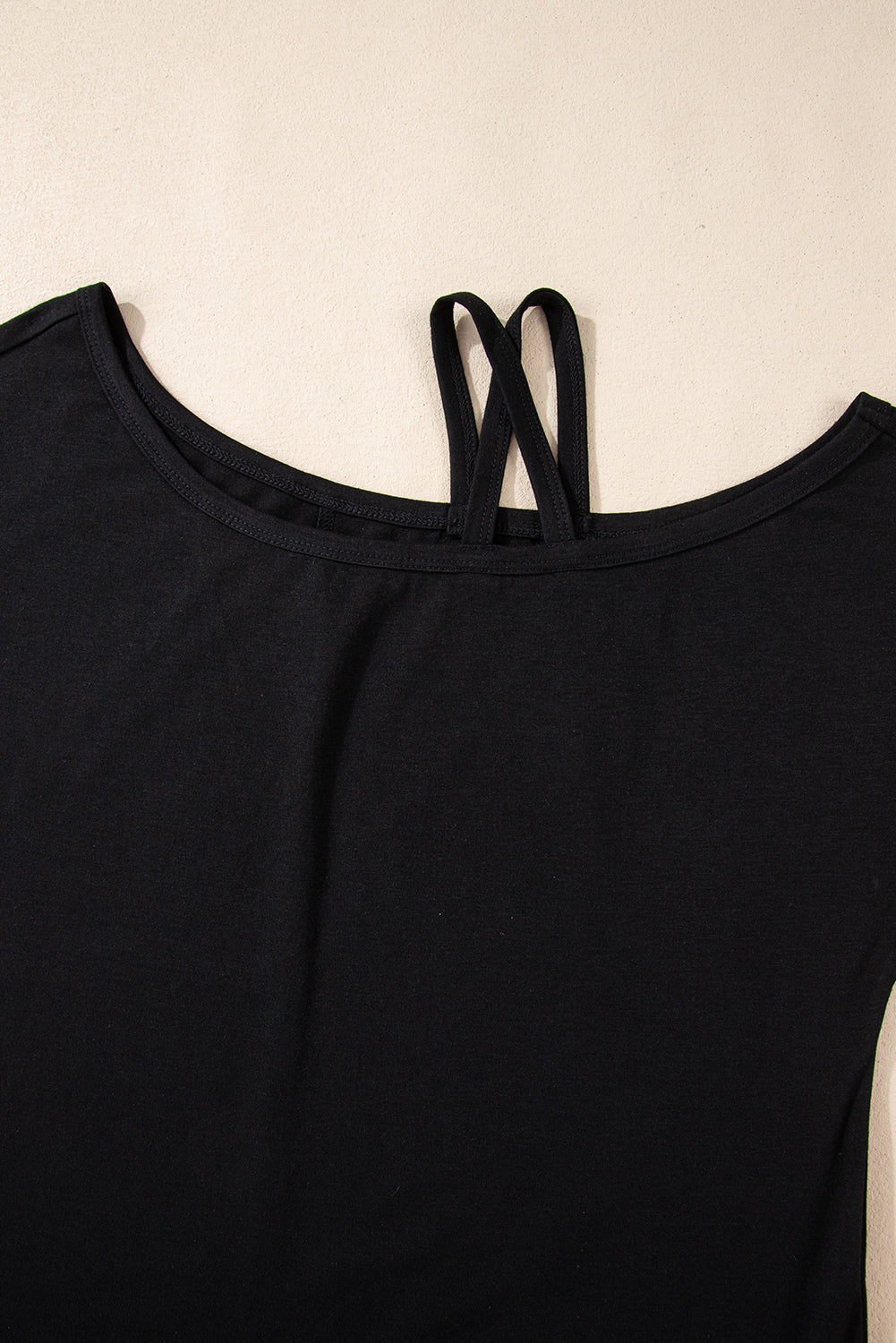T-shirt noir asymétrique croisé à une épaule