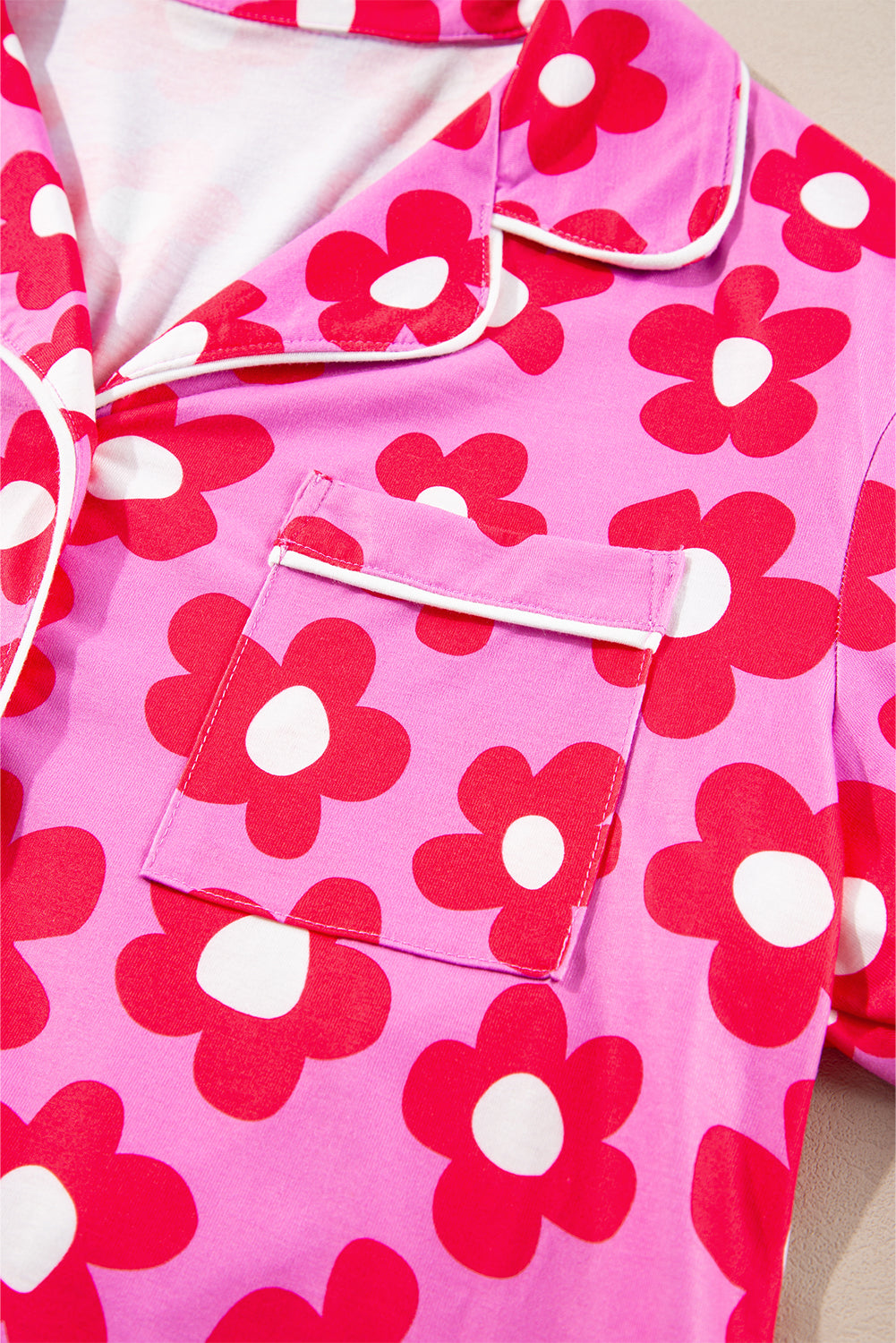 Ensemble pyjama chemise et short à manches longues et imprimé fleurs roses-A WOMAN WE LOVE