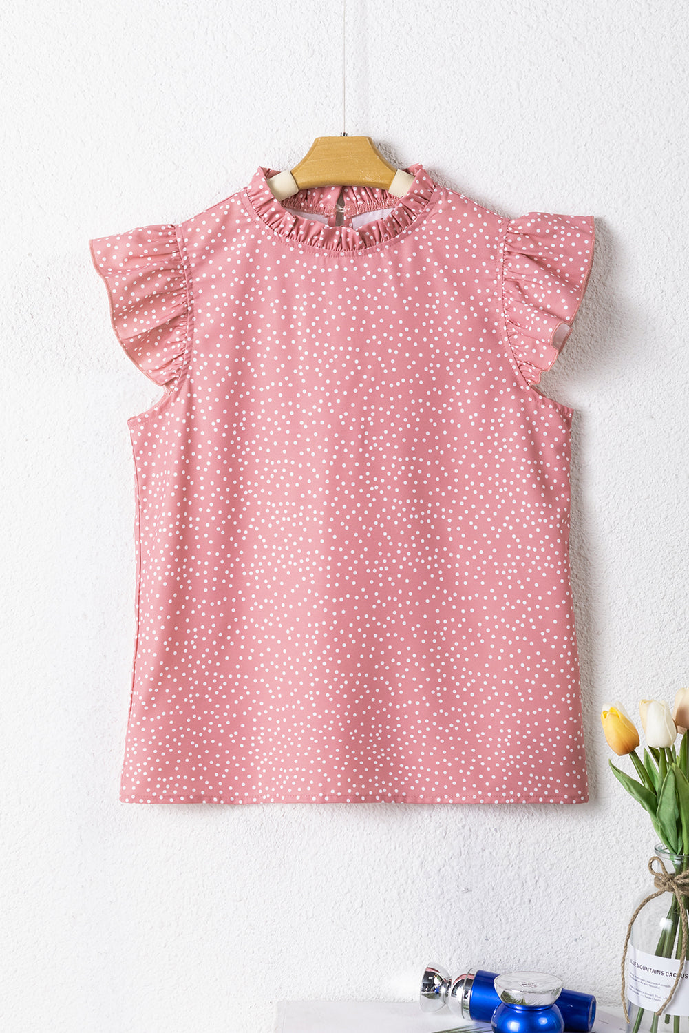 Blouse rose à pois et volants à manches flottantes et col à volants-A WOMAN WE LOVE