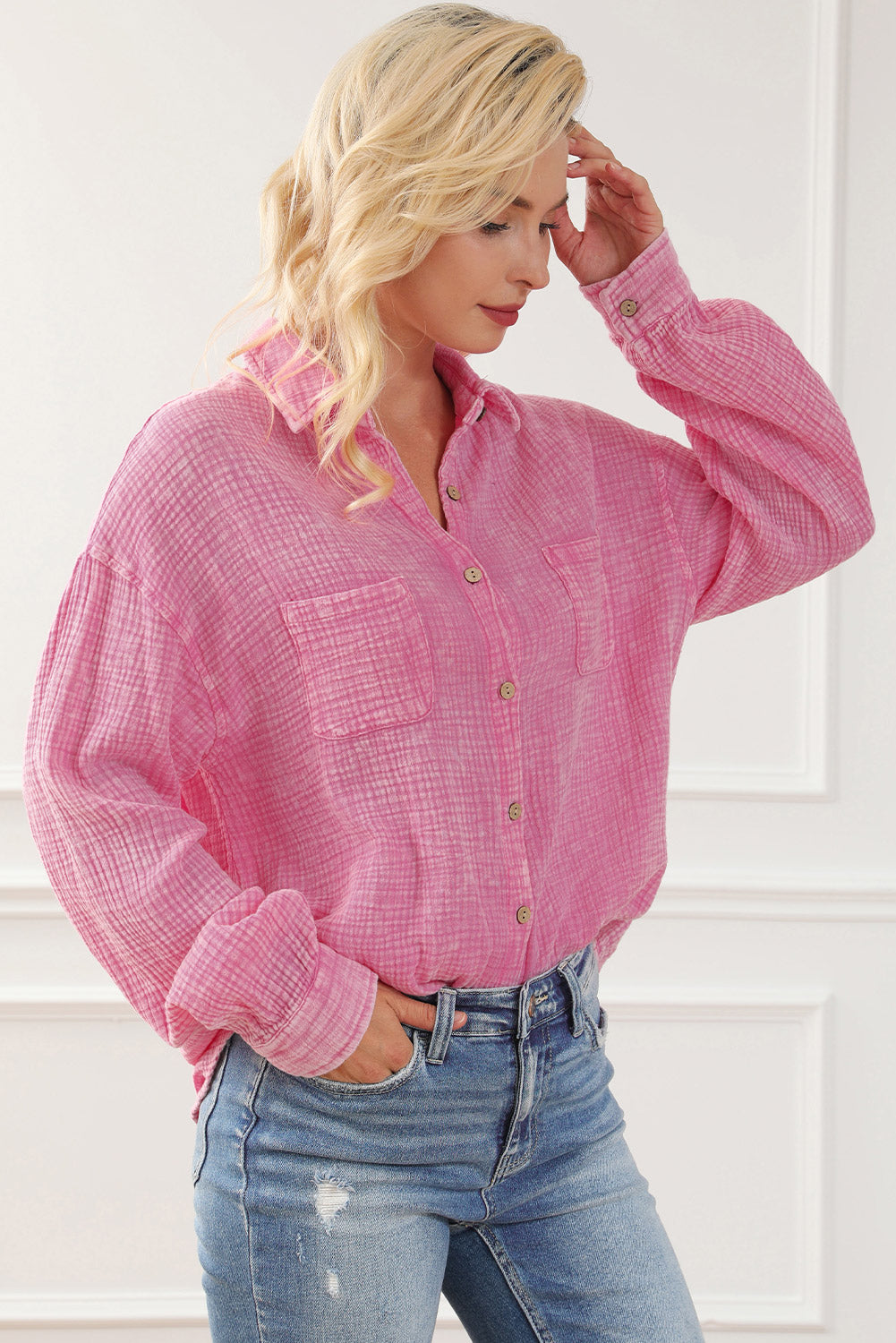 Chemise rose texturée froissée avec poches poitrine et délavé minéral