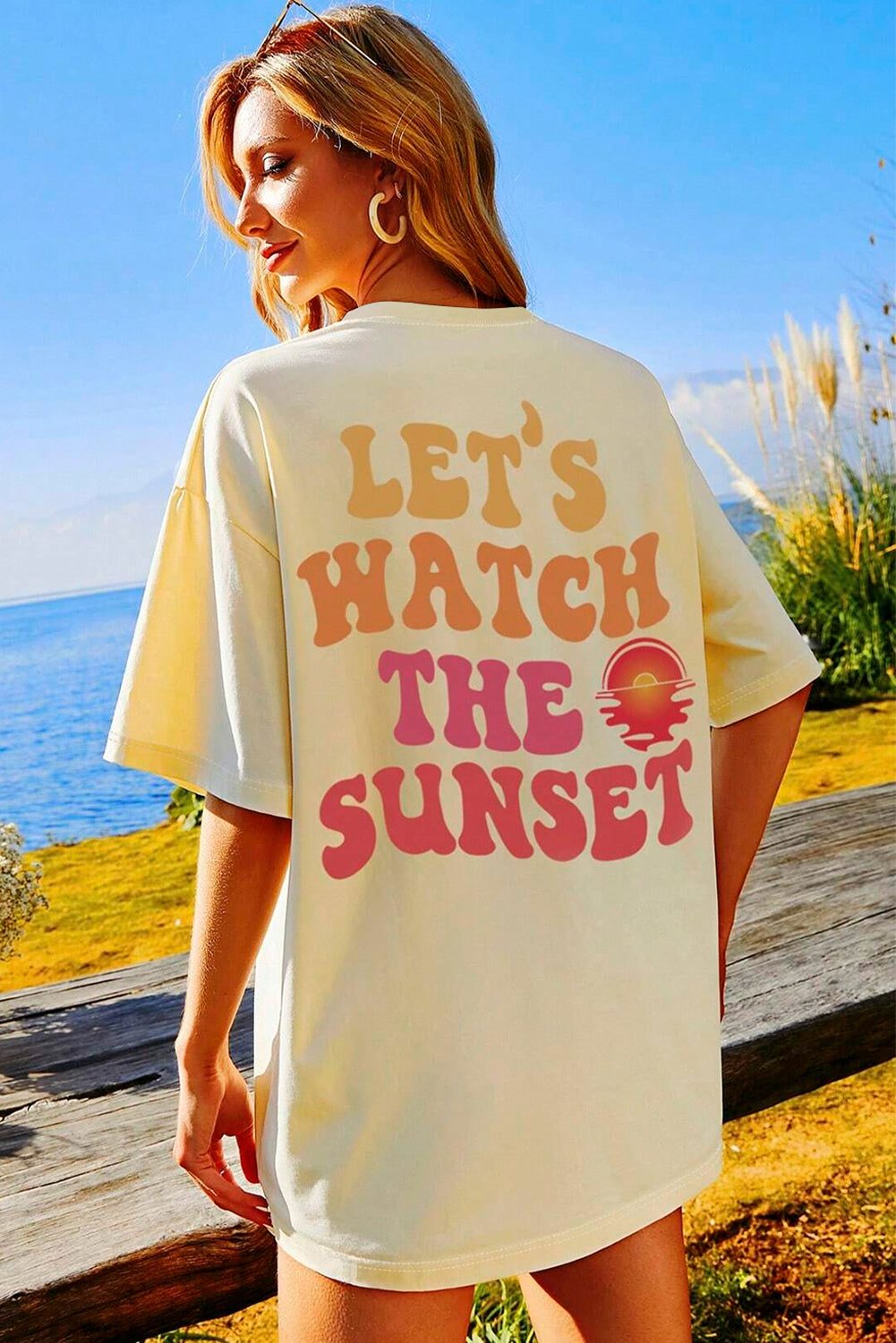 Gelbe Creme Rücken lassen wir uns den Sonnenuntergang mit halben Ärmel -T -Shirt beobachten