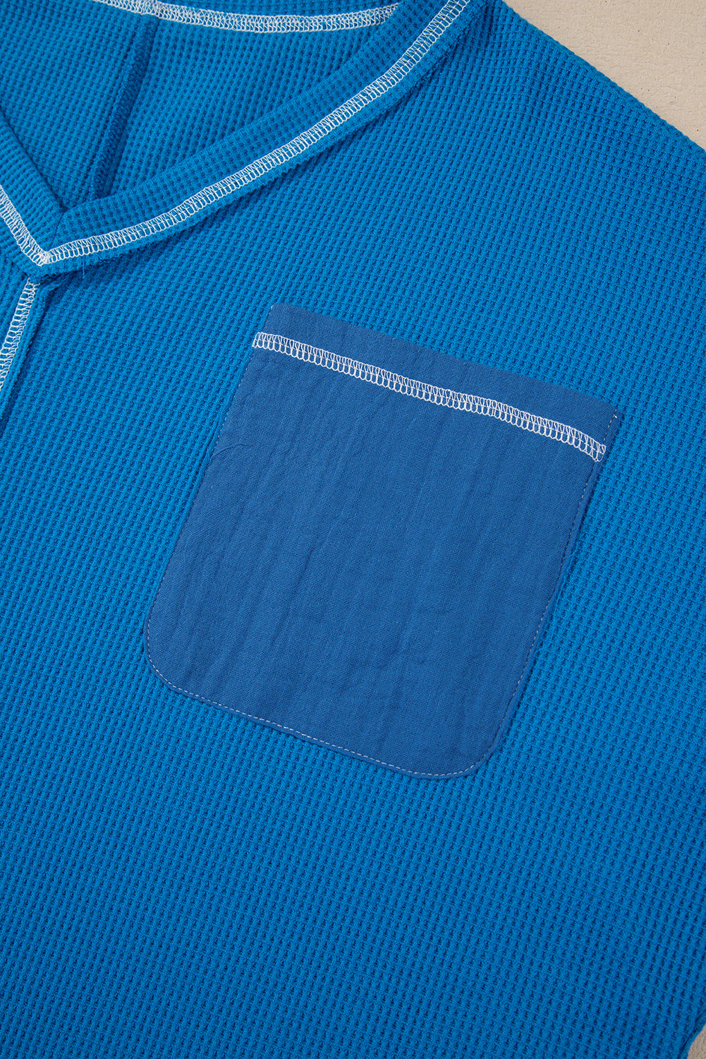 Chemisier en tricot côtelé à col en V et manches patchwork floral en dentelle bleu ciel-A WOMAN WE LOVE