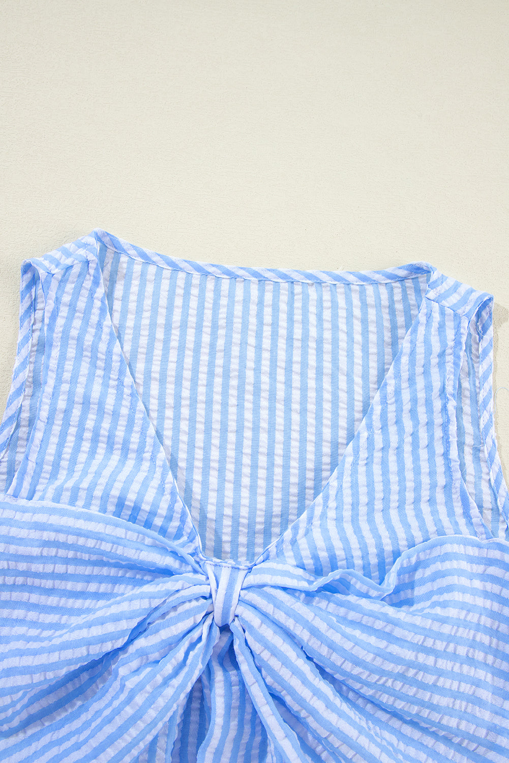 Ensemble débardeur court et short à rayures bleu ciel avec nœud papillon