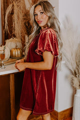 Mini-robe droite en velours cannelle, encolure smockée, manches bouffantes