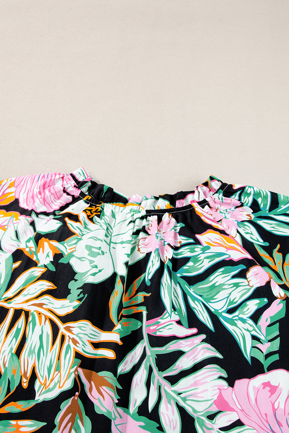 Black Plus Tropical estampado de manga con volantes fluidas