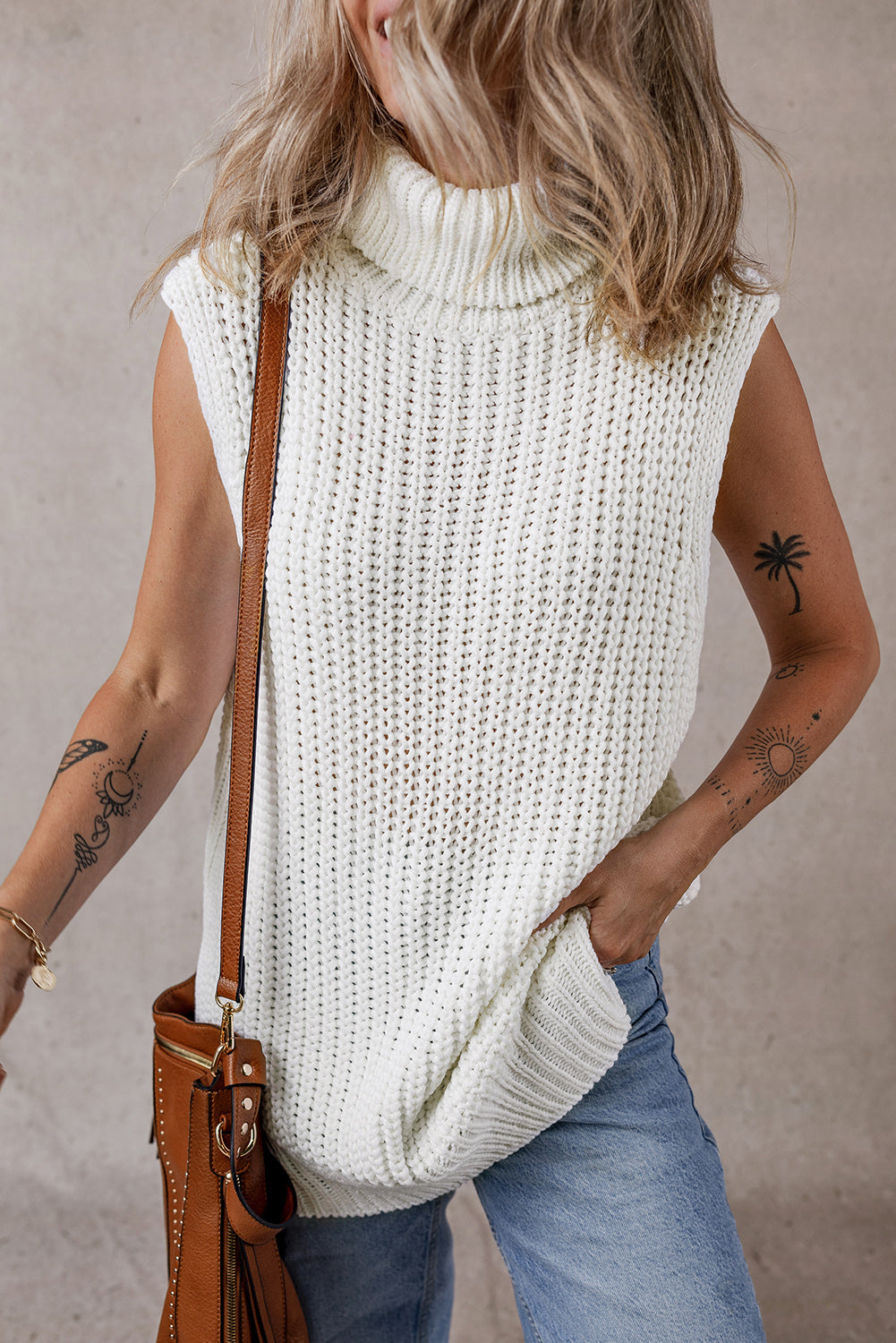 Chaleco de suéter blanco con cuello de tortuga y dobladillo dividido