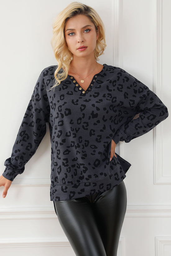 Gray embedded sweatshirt with split collar and buttoned leopard print