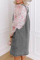 Mini-robe en jean gris moyen à larges bretelles boutonnées avec poches sur le devant