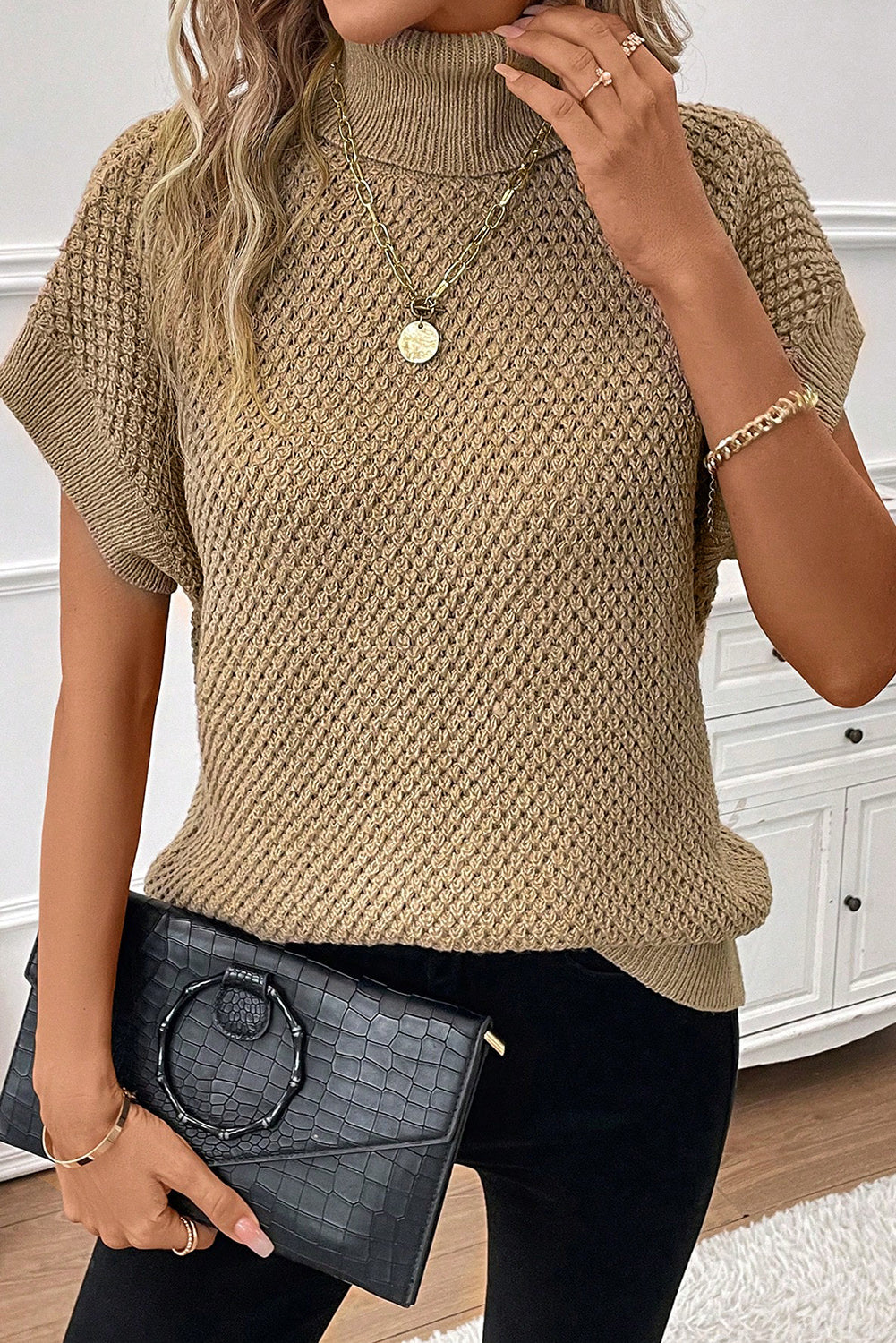 Pull texturé à col roulé et manches courtes kaki pâle