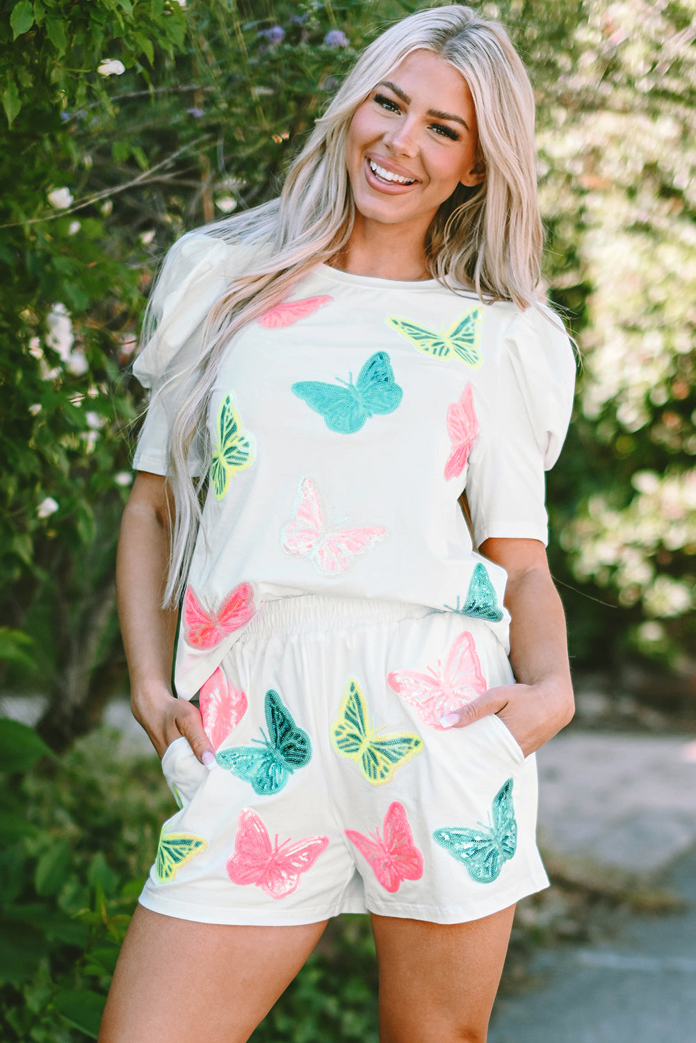 Ensemble haut et short à manches bouffantes et papillon à paillettes colorées blanches